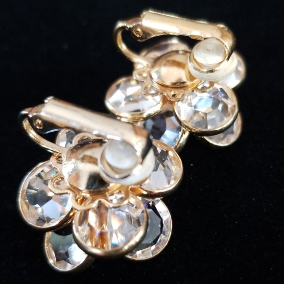 Vintage Austrian Crystal Flower Gold Tone Clip On Earrings - Picture 7 of 16